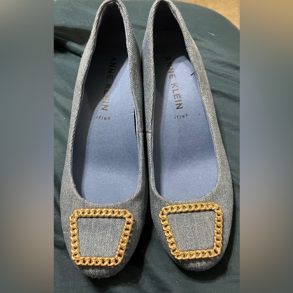 Anne Klein Women’s Sadie Wedge Pump Shoes 7.5M Blue Denim Chain Buckle Round Toe
